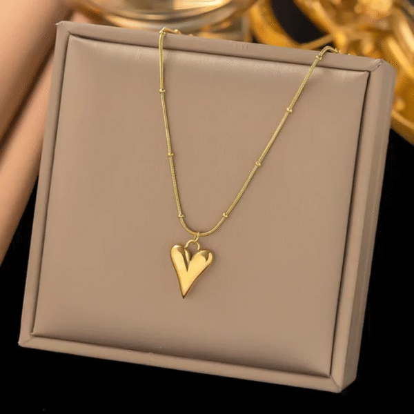 Minimal heart necklace