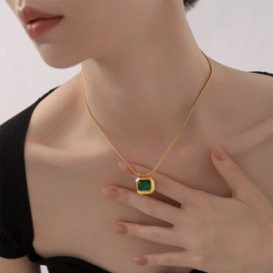 Emerald bold necklace